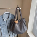 Borsa tote in tela grigio scuro con manici in pelle marrone e ciondolo a orsetto - Marrone Tè Scuro (Grande)