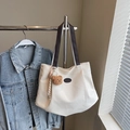 Borsa tote in tela bianca con manici in pelle marrone e ciondolo orsetto di peluche - Bianco Riso Grande
