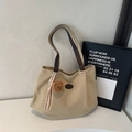 Borsa tote in tela beige con manici marroni, ciondolo a orsetto e foulard di seta - Cachi Grande