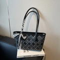 Elegante borsa tote con motivo geometrico nero e grigio, nastro in pizzo e manici in pelle - Nero