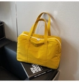 Primer plano de la textura de nailon amarillo y cremallera del bolso de viaje grande - Amarillo