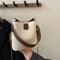 Borsa a secchiello retrò da donna in ecopelle color crema con manico marrone e fibbia oro - Bianco