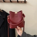 Secchiello vintage bordeaux in pelle liscia con chiusura in metallo dorato e tracolla - Rosso