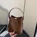Borsa a secchiello vintage marrone in pelle con manico largo e dettagli dorati - Marrone