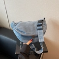 Lichtblauwe gewassen denim borsttas met verstelbare riem en dubbele ritsen voor dames - Blauw