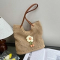 Borsa tote beige fatta a mano all'uncinetto con manici in pelle e ciondolo fiore - Cachi con Pendente