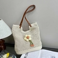 Borsa tote in crochet beige con manici in pelle marrone e decorazione a margherita - Bianco con ciondolo