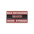 Καρφίτσα σμάλτου με το σύνθημα Bad Decisions Make Good Stories σε κόκκινο και μαύρο - Bad Decisions Make Good Stories (QHXZ1604)