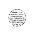 Αστεία κονκάρδα σμάλτου με φράση IDK my password σε λευκή κυκλική βάση - Λευκό Στρογγυλό Στυλ με Χιουμοριστικό Κείμενο (QHXZ2109)
