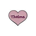Spilla a cuore in smalto rosa con scritta 'Thelma' e raffinati bordi metallici - Stile Thelma (QHXZ2147)