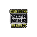 Pin's en émail Math Side avec citation drôle et symbole pi jaune sur fond noir - Rejoignez Le Côté Math (QHXZ2192)