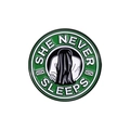 Spilla creativa in smalto verde con parodia del logo caffè e scritta unica - Modello Fantasma (QHXZ2269)
