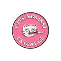 Detailansicht eines rosa Emaille-Pins mit Katze, Messer und feministischem Slogan - Cats Against Catcalls Rosa (QHXZ2491)
