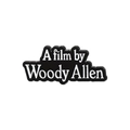Minimalistische Woody Allen Emaille-Anstecknadel mit schwarzem Hintergrund und Text - Film Hommage Stil (QHXZ2489)