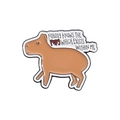 Spilla smaltata capibara con testo 'Nobody knows the fury within me' su bianco - Stile Capibara Umoristico (QHXZ2457)