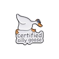 Pin esmaltado de ganso animado con lema certified silly goose sobre un fondo blanco - Estilo Ganso Silly Certificado (QHXZ643)
