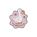 Lindo pin de esmalte de ganso blanco con texto Silly Goose Society y diseño floral - Estilo Sociedad Ganso Silly (QHXZ645)