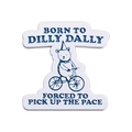 Spilla in smalto con orso in bicicletta e testo Born to Dilly Dally su bianco - Stile Orso in Bicicletta (QHXZ2708)
