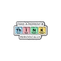 Broche en émail science avec éléments du tableau périodique épelant THINK sur blanc - Mot du Tableau Périodique THINK (QHXZ880)