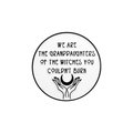 Weißer Emaille Pin mit Text We are the granddaughters of the witches you couldn't burn - Hexe Enkelinnen Thema Englisch Rundes Abzeichen (QHXZ2921)