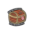 Spilla smaltata scrigno Mimic con testo "Don't Be Suspicious" e finitura in legno - Stile Scrigno del Tesoro Mimic (QHXZ2936)
