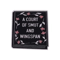 Buchförmige Emaille-Anstecknadel mit Blumenrand und A Court of Smut and Wingspan Schriftzug - Buchstil (QHXZ3025)