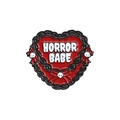 Broche cœur en émail Horror Babe avec nœud rouge et motif de crâne pour look gothique - Style Cœur Nœud Crâne (QHXZ2971)