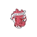 Spilla in smalto a forma di cuore gotico con scritta Love Horror su nastro bianco - Forma di Cuore Realistica (QHXZ2972)