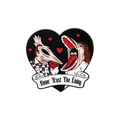 Beetlejuice hartvormige emaille speld met Never Trust The Living tekstbanner - Beetlejuice Stijl (QHXZ2807)