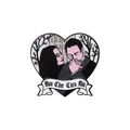 Gothische Addams Family emaille pin met Morticia en Gomez in een hartvorm - The Addams Family Stijl (QHXZ2808)