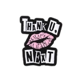 Spilla punk in smalto con labbra rosa e testo Thank U Next per vestiti e borse - Impronta di Labbra Lettere (THANK U, NEXT)