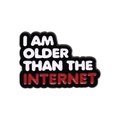 Grappige emaille speld met tekst I AM OLDER THAN THE INTERNET op een witte achtergrond - I AM OLDER THAN THE INTERNET Tekststijl (QHXZ3050)