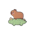 Niedliche Wasserschwein-Anstecknadel auf einem Krokodil mit gelbem Vogel auf weißem Grund - Capybara Reitet Krokodil (QHXZ3275)