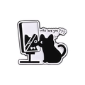 Niedliche Emaille-Anstecknadel schwarze Katze vor Spiegel mit Who Are You Text - Verwirrter Spiegel Katzenstil (QHXZ3288)