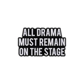 Spilla smaltata in bianco e nero con scritta All Drama Must Remain On The Stage - Stile Citazione Dramma Teatrale (QHXZ3394)