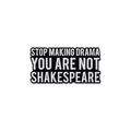 Schwarze Emaille-Anstecknadel mit dem Text 'Stop Making Drama You Are Not Shakespeare' - Shakespeare-Slogan-Stil (QHXZ3395)