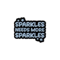 Spilla in smalto nero con scritta blu Sparkles Needs More Sparkles e stelle - Stile Lettera Stellata Blu (QHXZ3412)