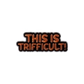 Spilla smaltata arancione 'THIS IS TRIFFICULT!' con fondo nero e bordo argento - Stile Citazione Avviso Arancione (QHXZ3414)