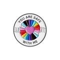 Runde Regenbogen-Emaille-Anstecknadel mit Spruch YOU ARE SAFE WITH ME und Herz-Detail - Regenbogen Herz Umarmung Stil (qhxz3548)