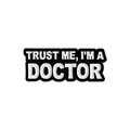 Spilla smaltata minimalista con scritta Trust Me I'm A Doctor su sfondo bianco - Slogan del Medico (QHXZ3479)