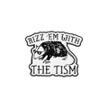Cartoon-Emaille-Anstecknadel Opossum mit Sonnenbrille und 'RIZZ 'EM WITH THE TISM' Text - Sonnenbrille-Opossum-Stil (QHXZ3462)