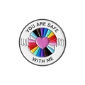 Badge émaillé cœur arc-en-ciel avec texte 'YOU ARE SAFE WITH ME' sur fond blanc - Radiation de Cœur à Paillettes Roses (QHXZ3548)