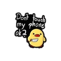 Cartoon Emaille-Anstecknadel gelbe Ente mit Messer und Don't touch my phone ok? Spruch - Ente Mit Messer Stil(QHXZ3626)