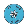 Broche de esmalte azul con margarita y mensaje Be Kind It's Free sobre fondo blanco puro - Estilo Margarita Azul Cielo (QHXZ3570)