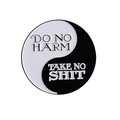 Badge en émail Yin Yang avec slogans Do No Harm Take No Shit en noir et blanc classique - Style de Texte Tai Chi Noir et Blanc (QHXZ3573)
