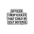 Anstecknadel mit Spruch Officer I Drop Kicked That Child In Self Defense aus Emaille - Kreativer Textstil (QHXZ3566)