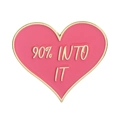 Spilla a cuore rosa in smalto con scritta dorata 90% INTO IT e bordo metallico - Stile Rosa 90% INTO IT (QHXZ3675)
