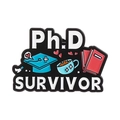 Καρφίτσα Ph.D SURVIVOR με καπέλο διδακτορικού, βιβλία και καφέ σε μαύρο φινίρισμα - Στυλ PhD Survivor με Βιβλίο (QHXZ3673)