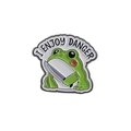 Lustige grüne Frosch Emaille Pin mit Messer und I ENJOY DANGER Text aus Zinklegierung - Frosch hält Messer (QHXZ3696)