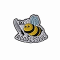 Lustiger Comic Bienen Emaille-Anstecker mit Messer und Bee Aggressive Aufschrift - Biene hält Messer (QHXZ3697)